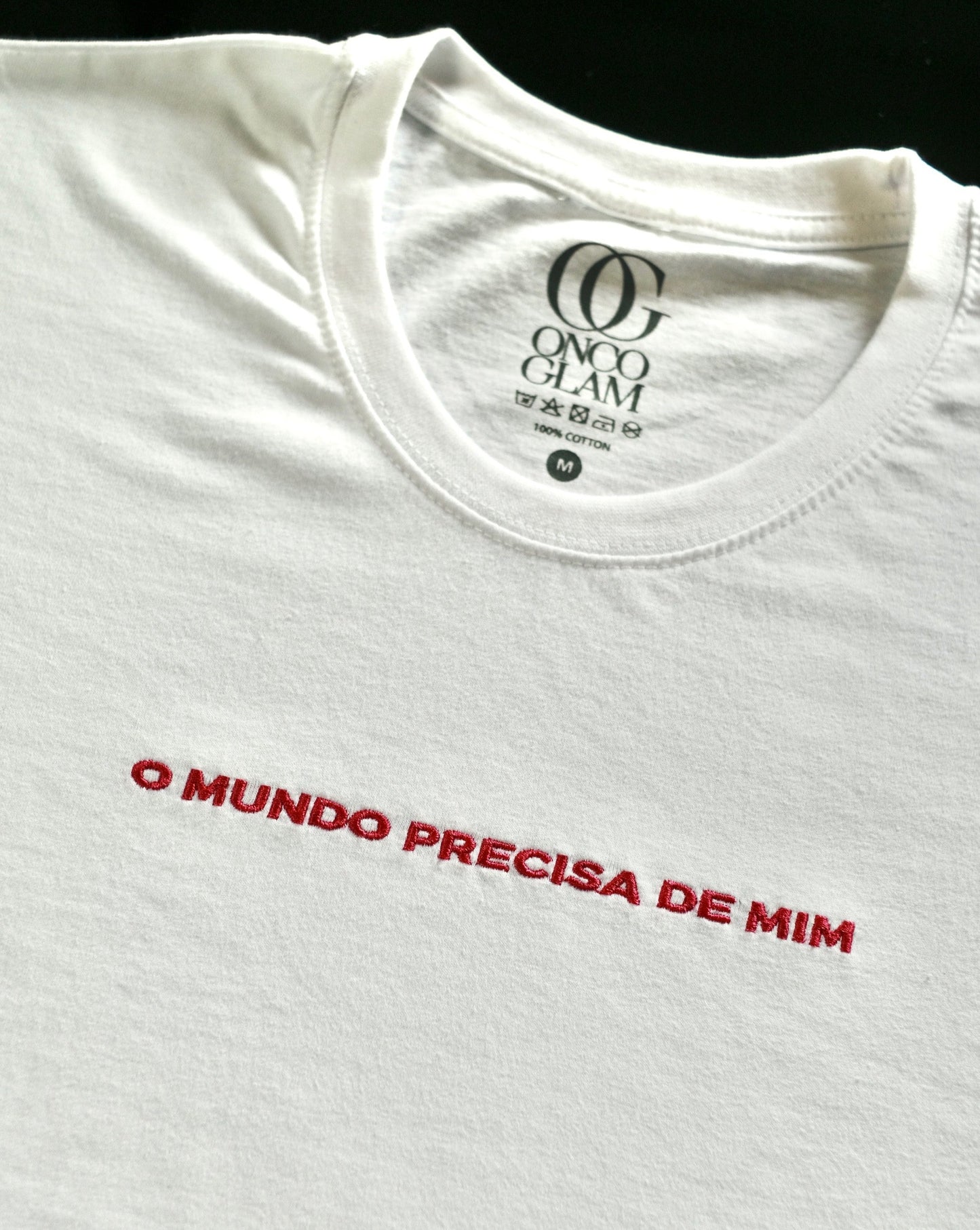 " O Mundo Precisa de Mim " T-Shirt Bordada