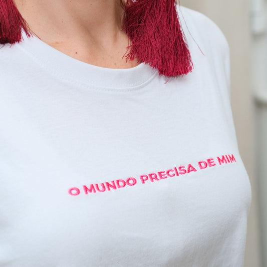 " O Mundo Precisa de Mim " T-Shirt Bordada
